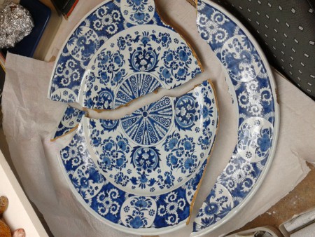 plat cassé en 4 morceaux + éclats