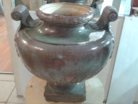 très grand pot en cours de restauration