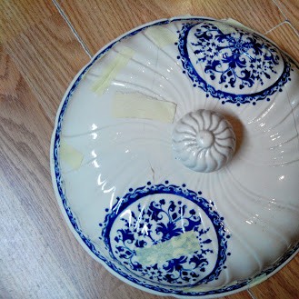 couvercle de soupière en cours de collage