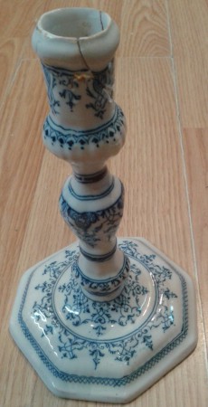 bougeoir de Moustiers decors de broderie XVIII°