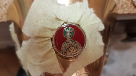 Détail du médaillon en cours de restauration